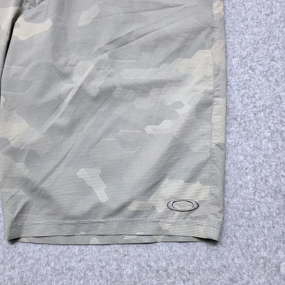 Oakley Golf Shorts Mens Size 40 Grey Digital Camo Flat Front Performance Casual - Picture 8 of 14